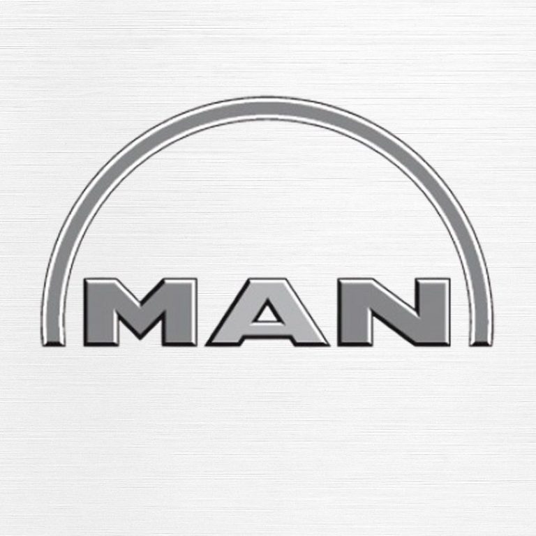 Logotipo de MAN, con letras en plateado sobre un fondo claro.